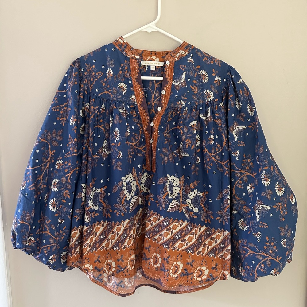 Love the Label beautiful print blouse. Puffy sleeves, over sized. Fun top!